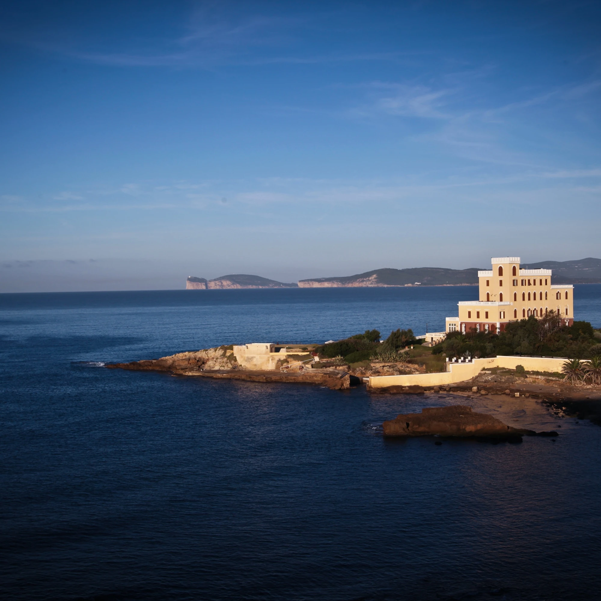 Architettura storica di Villa Las Tronas Hotel & Spa ad Alghero, situata su un promontorio privato di fronte a Capo Caccia.