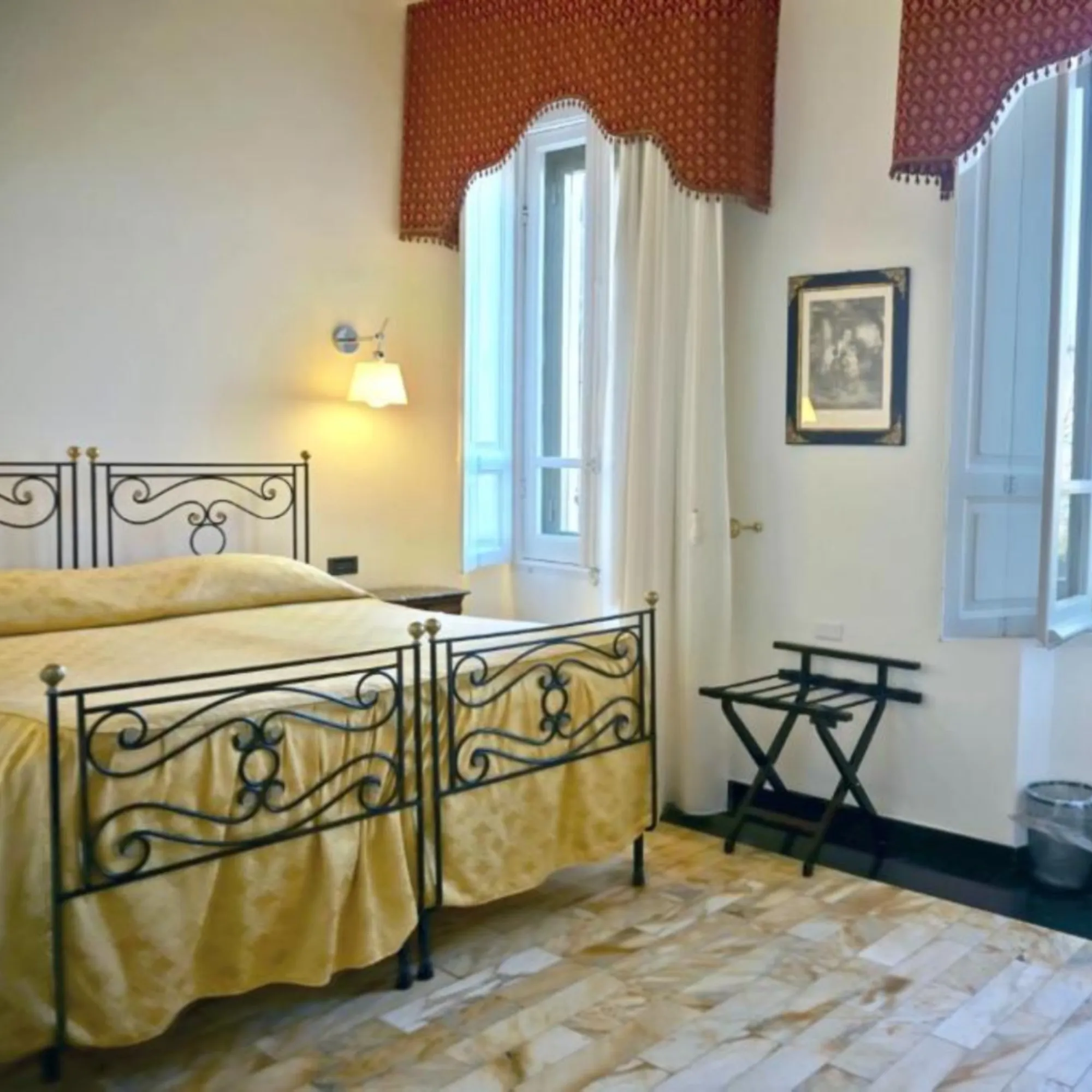 Villa-Las-Tronas-Hotel-Spa-Alghero-foto-camera-tripla-con-vista-giardino-quadrata-1