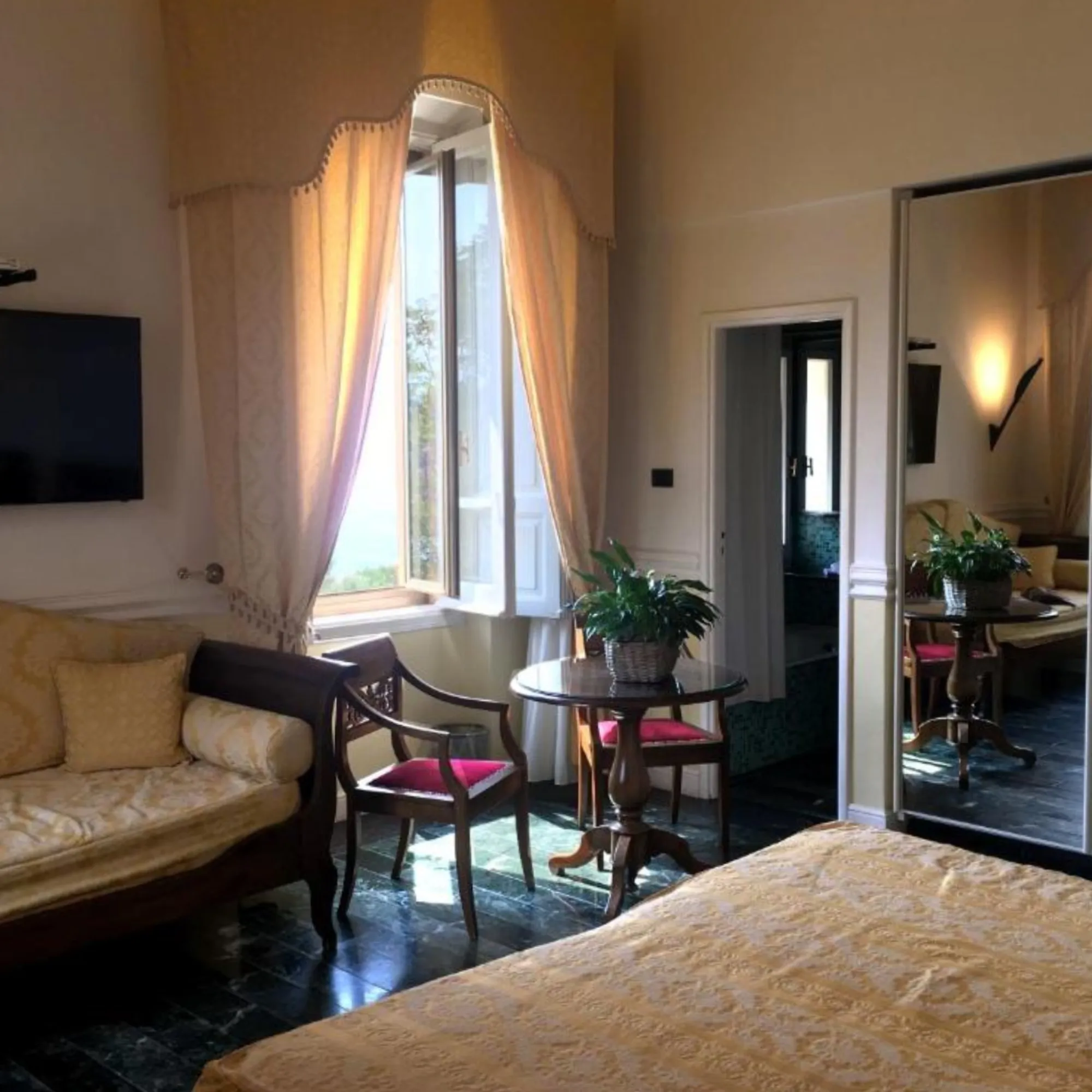 Villa-Las-Tronas-Hotel-Spa-Alghero-Foto-quadrata-camera-matrimoniale-vista-costa-3