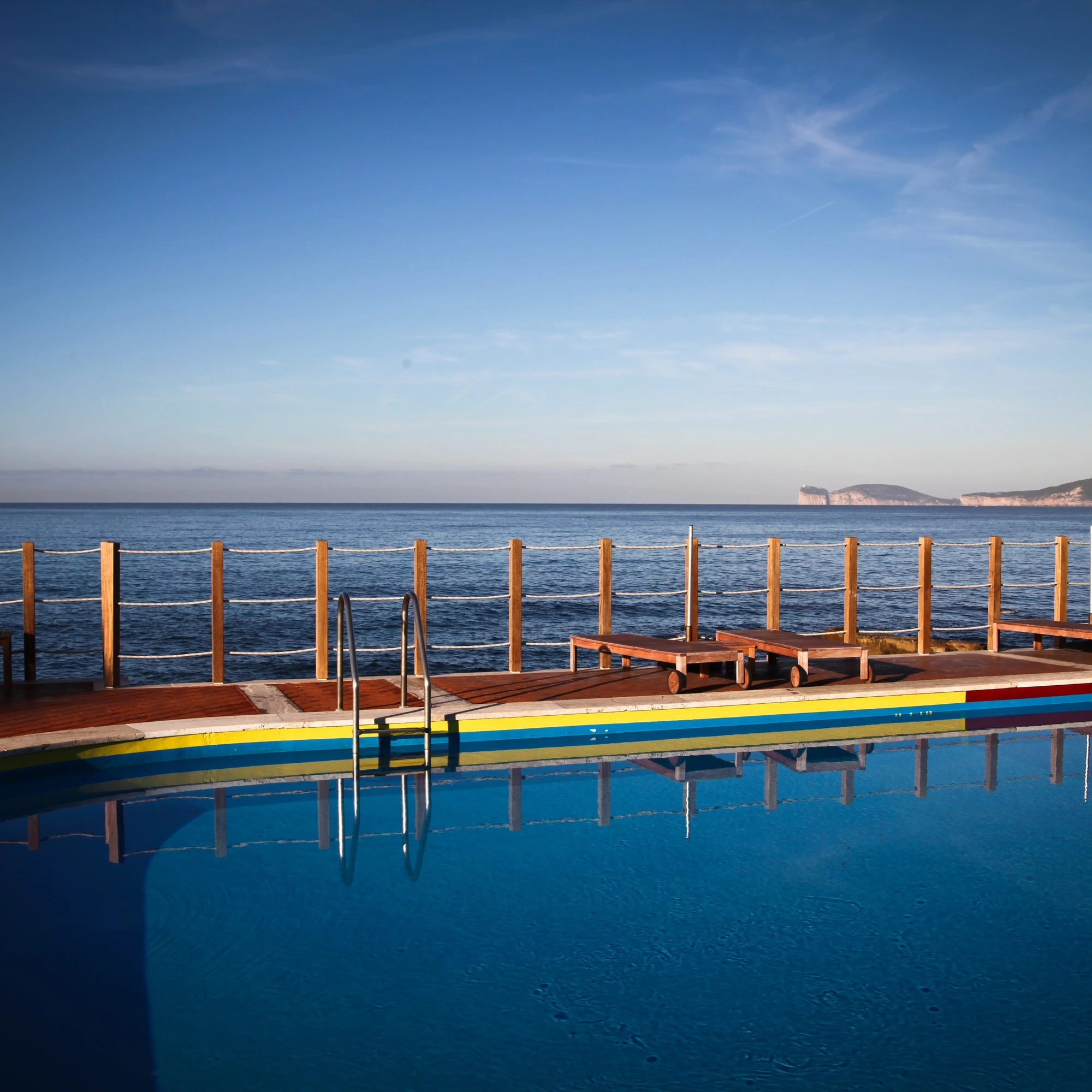 Piscina all’aperto di Villa Las Tronas Hotel & Spa affacciata sul mare con vista sulla costa di Alghero
