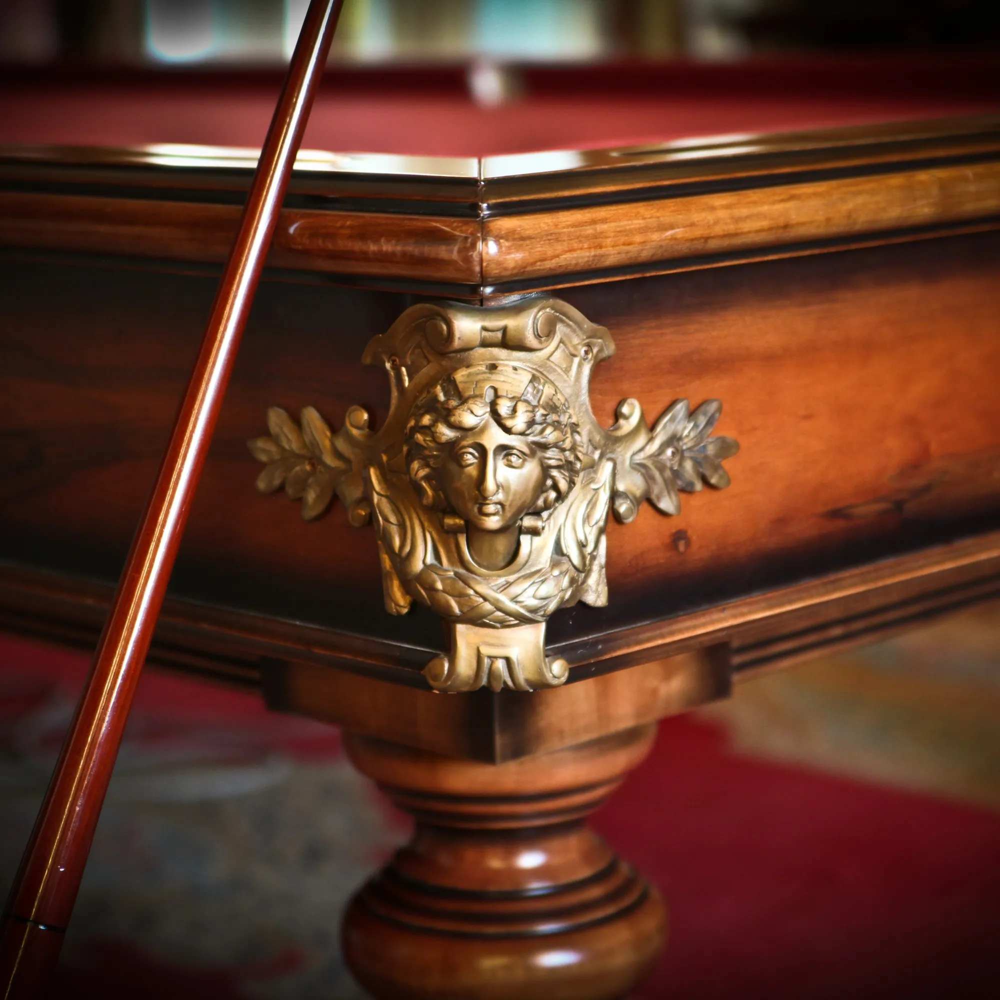 Macro del fregio in ottone e legno del biliardo antico di Villa Las Tronas Hotel & Spa, Alghero.