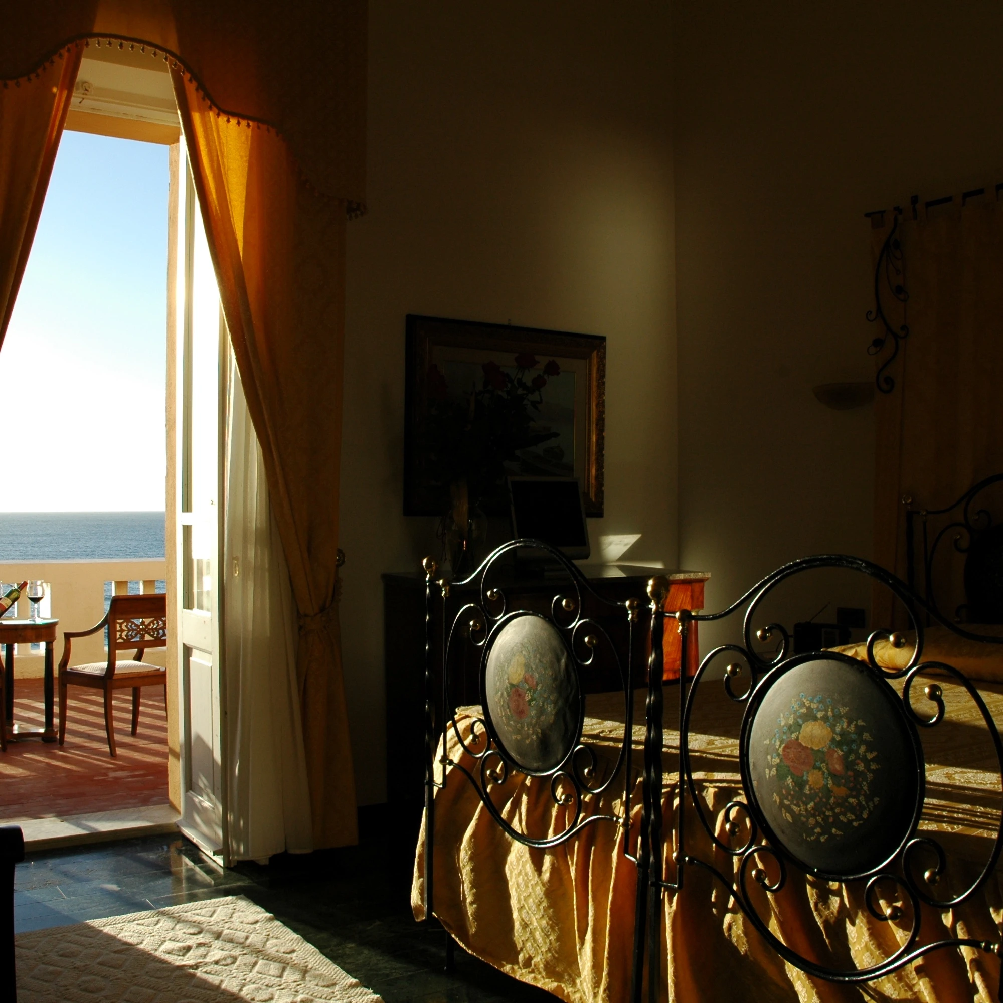 Camera di lusso di Villa Las Tronas Hotel & Spa ad Alghero, con balcone panoramico vista mare e arredi classici.