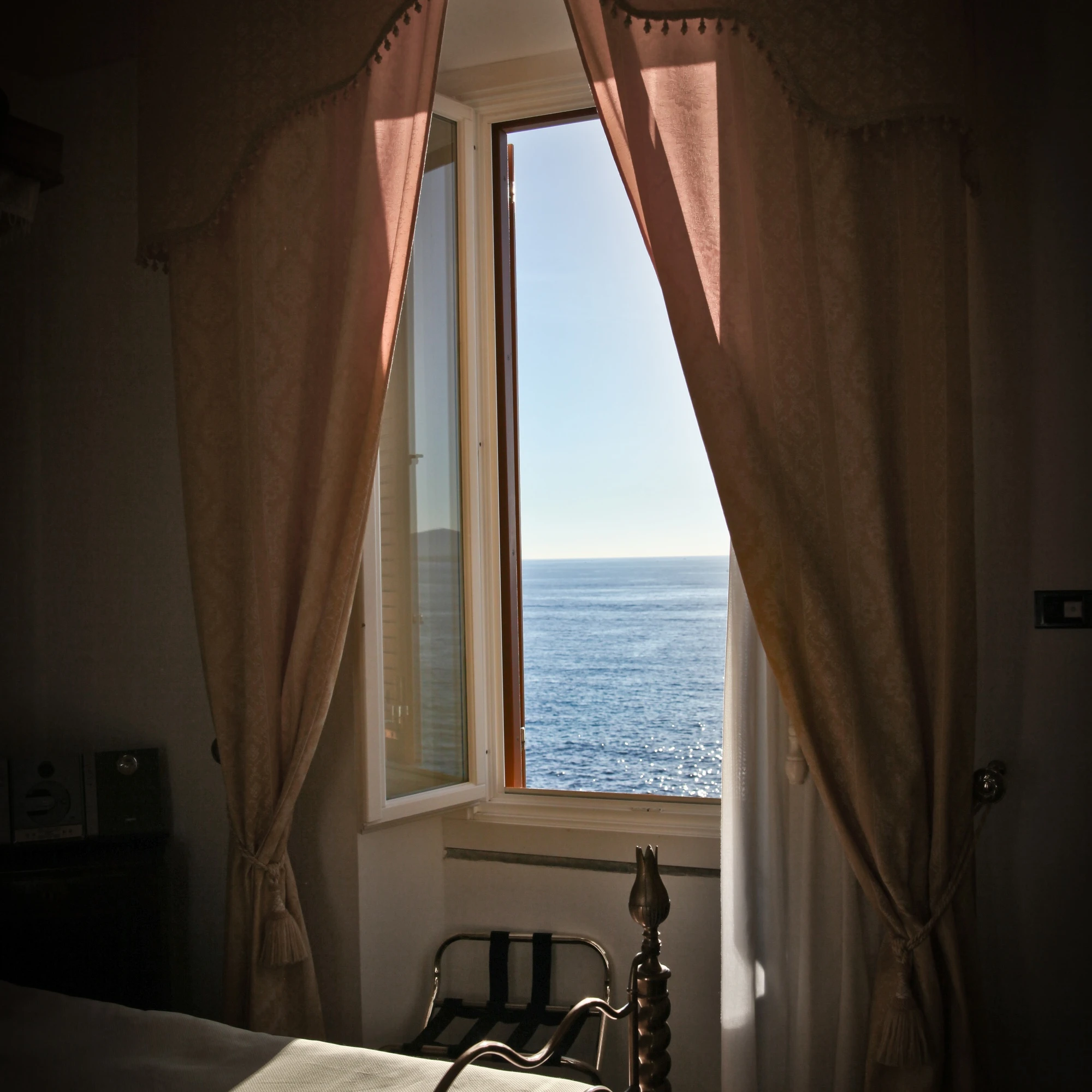 Finestra aperta vista mare in una camera di Villa Las Tronas Hotel & Spa, luce naturale e arredamento classico di lusso.