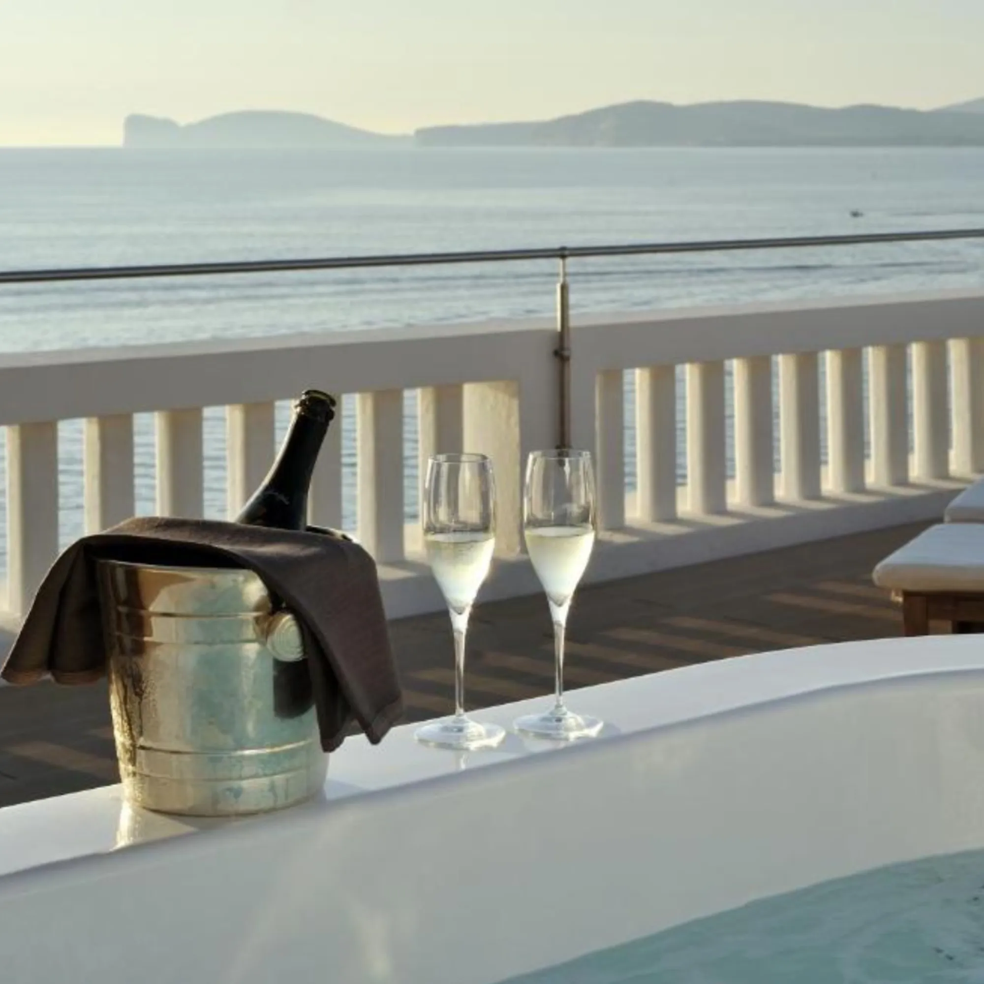 Particolare della vasca idromassaggio sulla terrazza della Suite a Villa Las Tronas Hotel & Spa, con calici di spumante e vista panoramica sul mare.