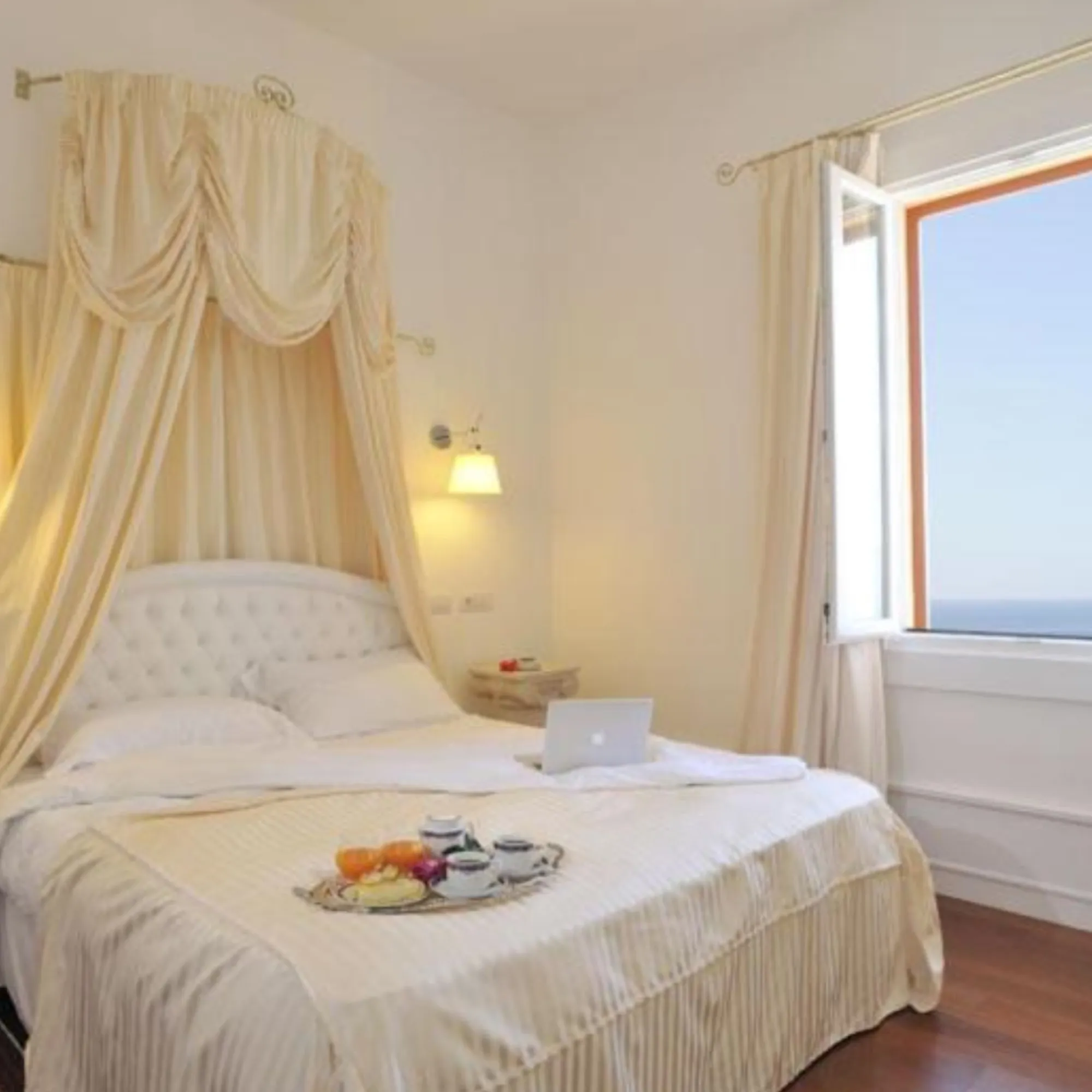 Villa-Las-Tronas-Hotel-Spa-Alghero-Sardegna-suite-superior-vista-mare-vasca-idromassaggio-foto-quadrata-1